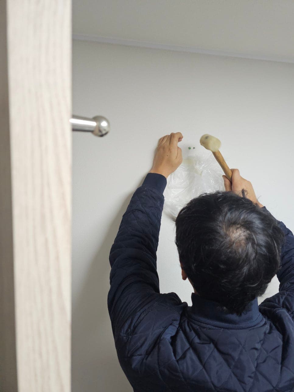 안양 방문 스토퍼 설치, 벽 부딪힘 소음 해결 완성 사진 2